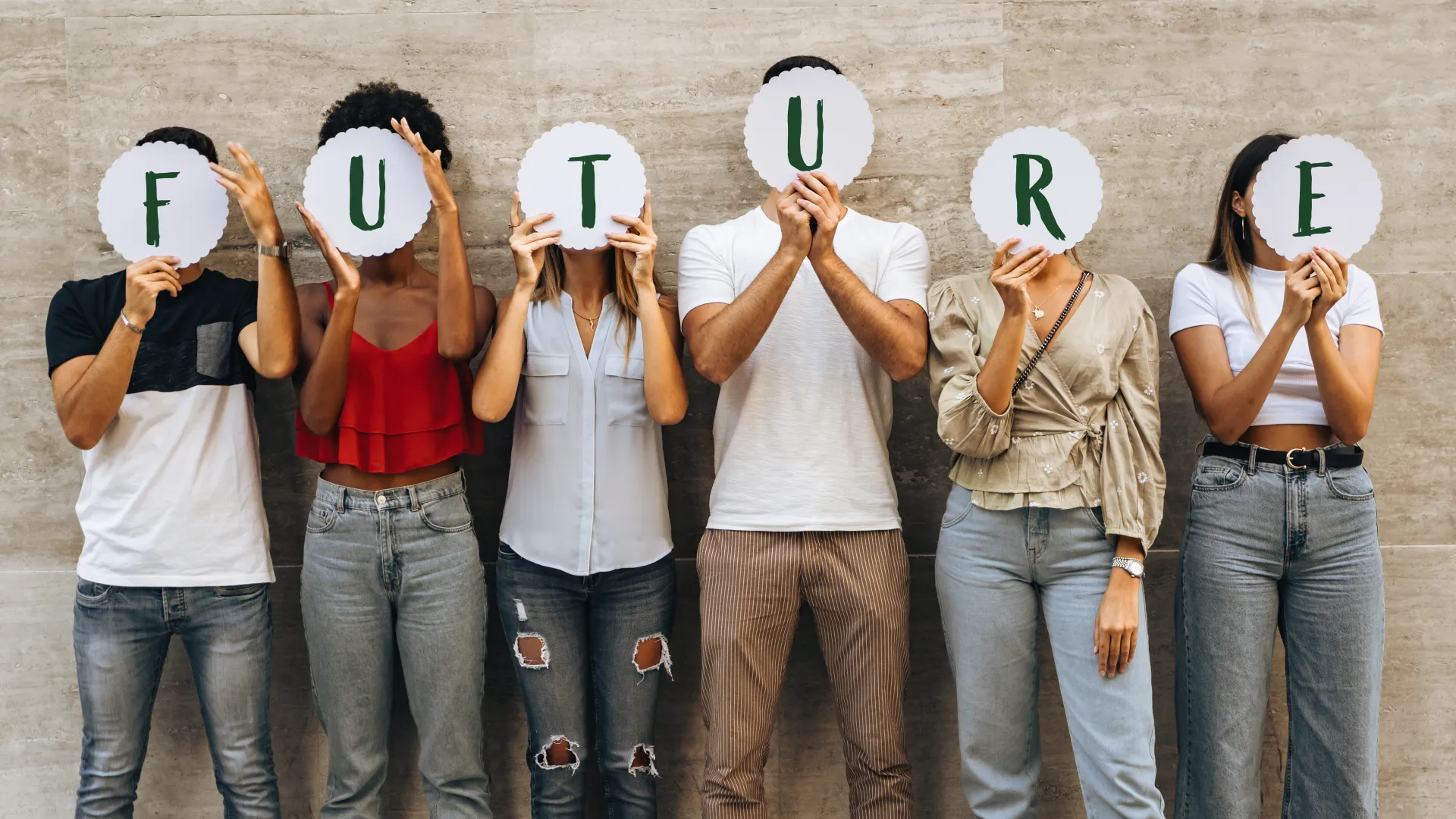 Sechs Personen halten die Buchstaen FUTURE in den Händen